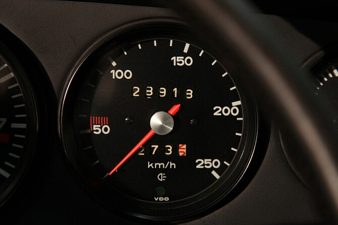 klassischer Porsche Tacho