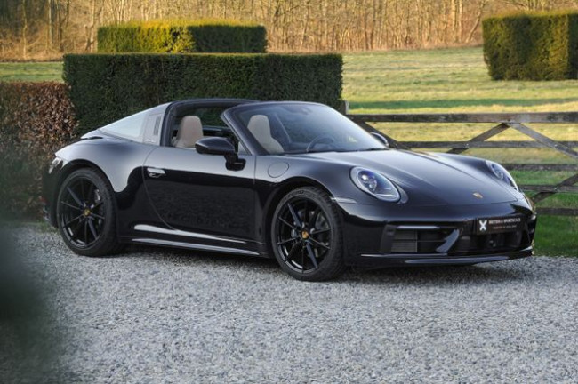 PORSCHE 992 TARGA 4 IN TIEFSCHWARZ