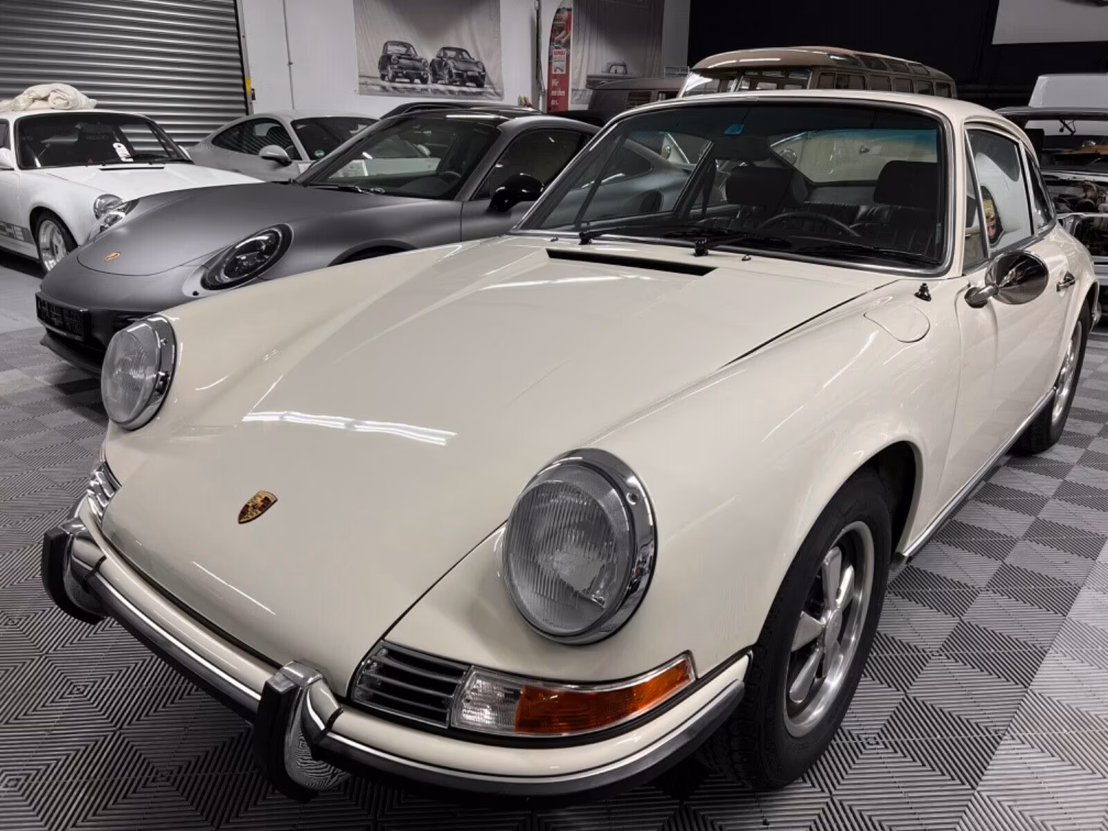 PORSCHE 911 2.2L T COUPE (F-MODELL) IN HELLELFENBEIN