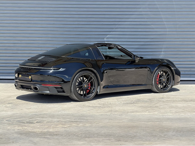 PORSCHE 992 TARGA 4 GTS IN SCHWARZ