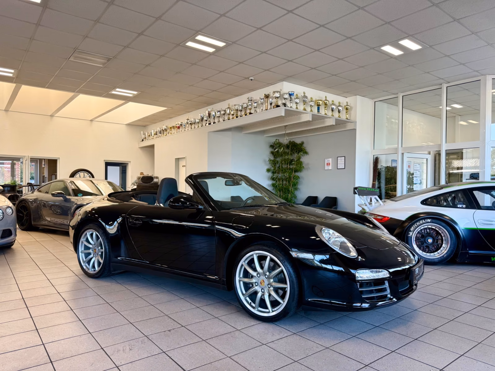 PORSCHE 997 CARRERA 4 CABRIOLET - 1. HAND
