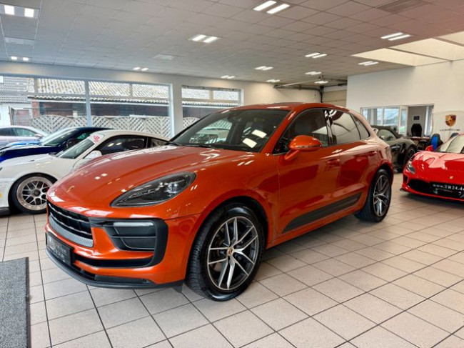 PORSCHE MACAN IN PAPAYAMETALLIC - 1. HAND