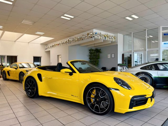 PORSCHE 992 TURBO S CABRIO IN RACINGGELB