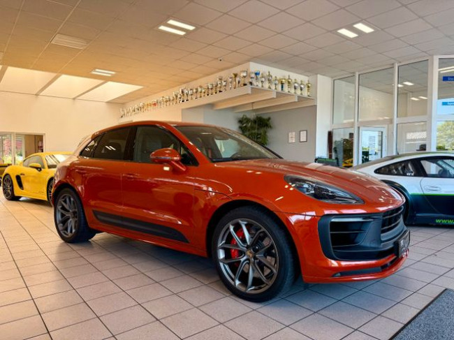 PORSCHE MACAN GTS IN PAPAYA-METALLIC