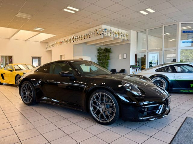PORSCHE 992 CARRERA COUPE - 1. HAND