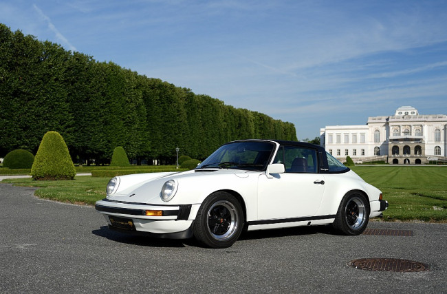 PORSCHE 911 SC TARGA IN WEISS