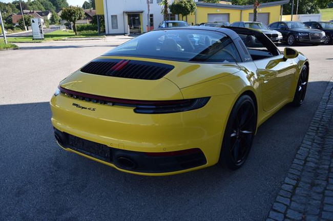 PORSCHE 992 CARRERA 4S TARGA IN RACINGGELB