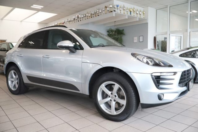 PORSCHE MACAN IN RHODIUMSILBER-METALLIC