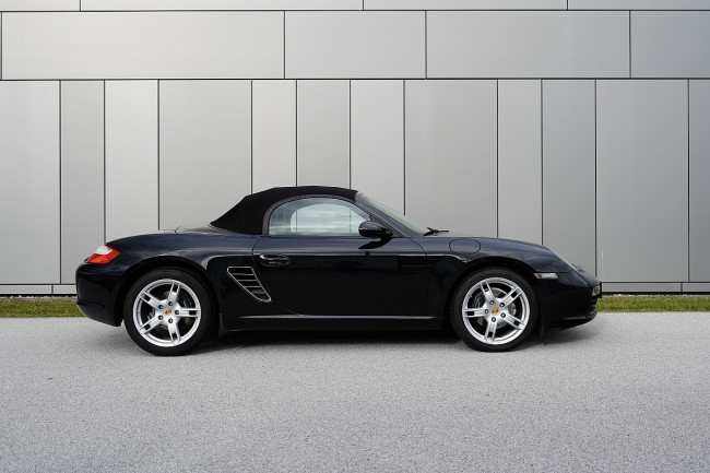 PORSCHE BOXSTER (987) 2,7L IN SCHWARZ - TOPGEPFLEGT