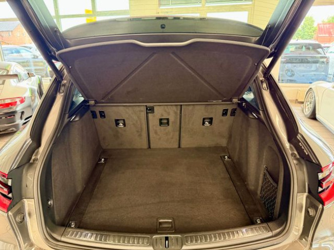 Porsche Gebrauchtwagenangebot PORSCHE MACAN IN ACHATGRAU - 2 VORBESITZER