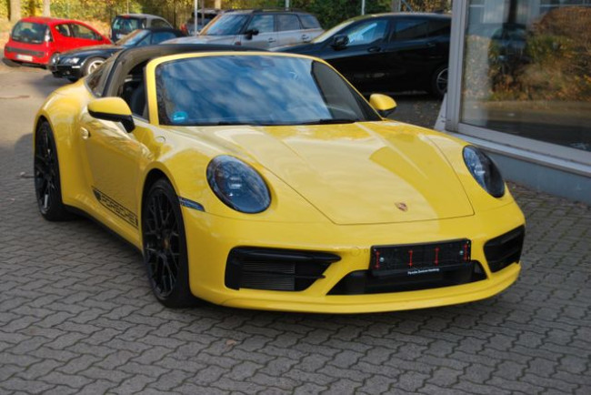PORSCHE 992 TARGA 4S IN RACINGGELB
