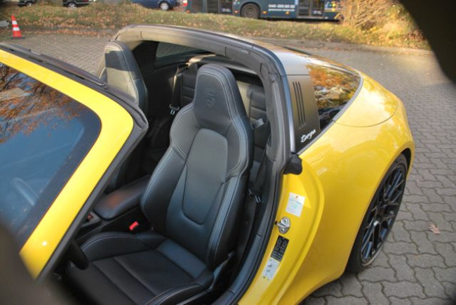 Porsche Gebrauchtwagenangebot PORSCHE 992 TARGA 4S IN RACINGGELB