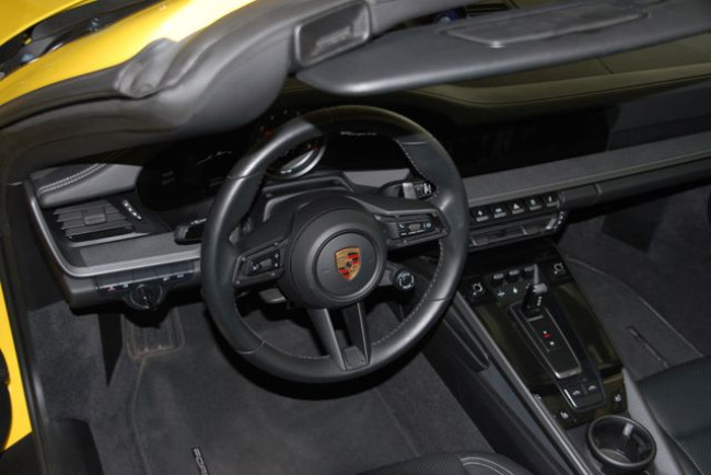 Porsche Gebrauchtwagenangebot PORSCHE 992 TARGA 4S IN RACINGGELB