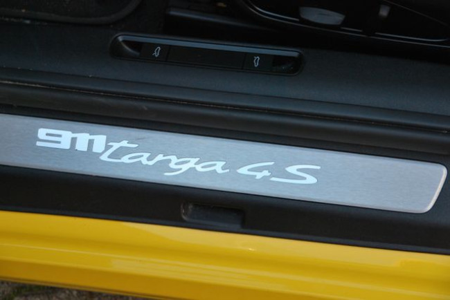 Porsche Gebrauchtwagenangebot PORSCHE 992 TARGA 4S IN RACINGGELB