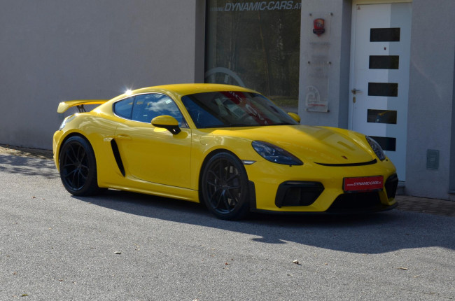 PORSCHE CAYMAN (718) GT4 CLUBSPORT IN RACINGGELB