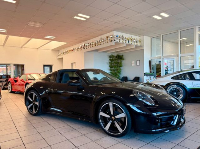 PORSCHE 992 TARGA 4S IN SCHWARZ - 1. HAND