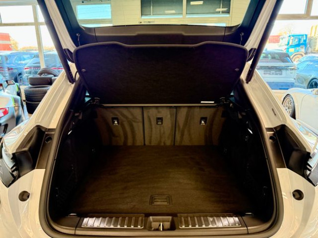 Porsche Gebrauchtwagenangebot PORSCHE MACAN ELECTRIC TURBO - 1. HAND, GARANTIE