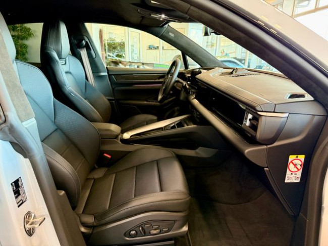 Porsche Gebrauchtwagenangebot PORSCHE MACAN ELECTRIC TURBO - 1. HAND, GARANTIE