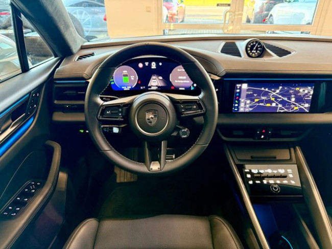 Porsche Gebrauchtwagenangebot PORSCHE MACAN ELECTRIC TURBO - 1. HAND, GARANTIE