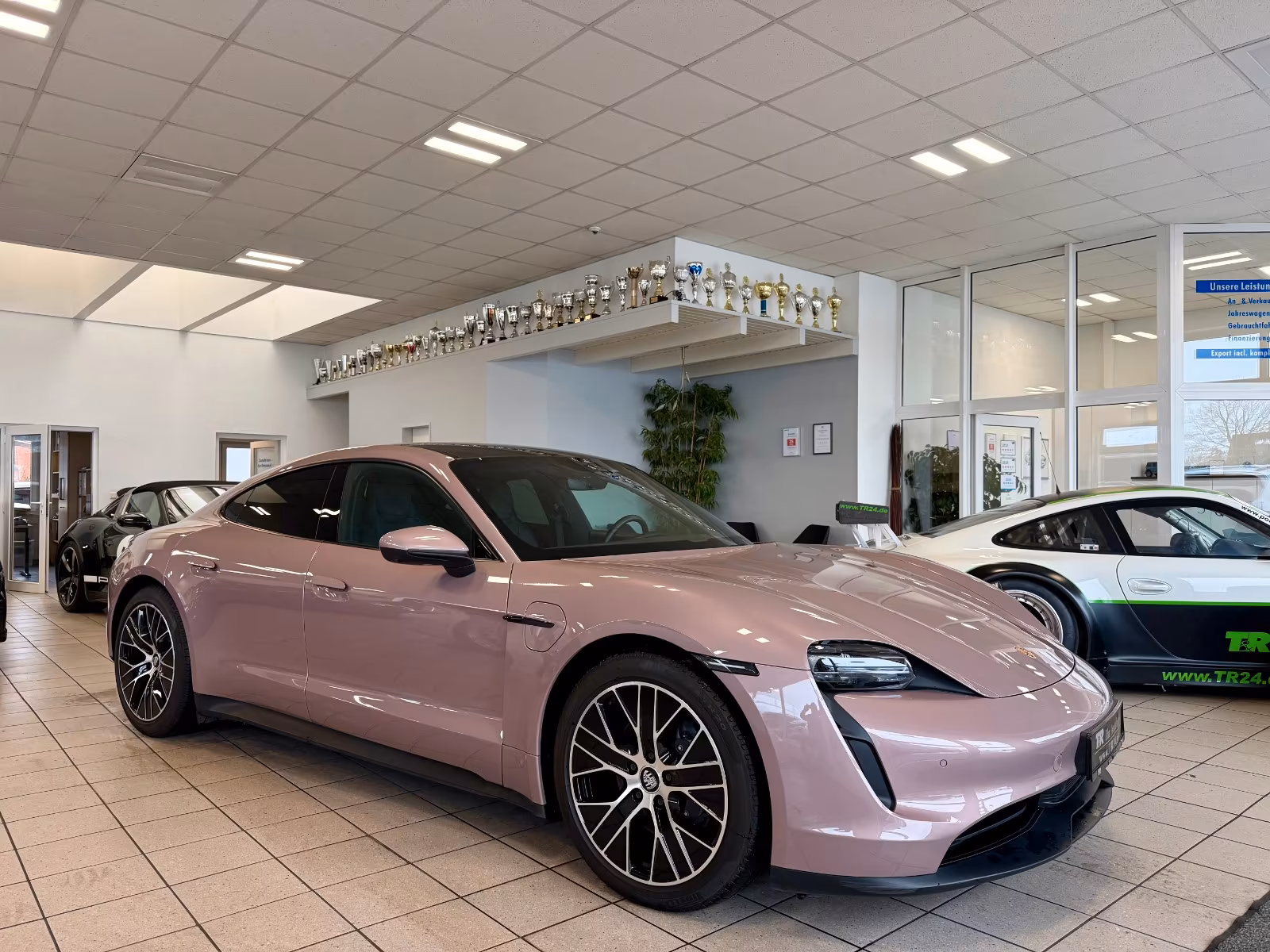 PORSCHE TAYCAN IN FROZENBERRY-METALLIC - 1. HAND