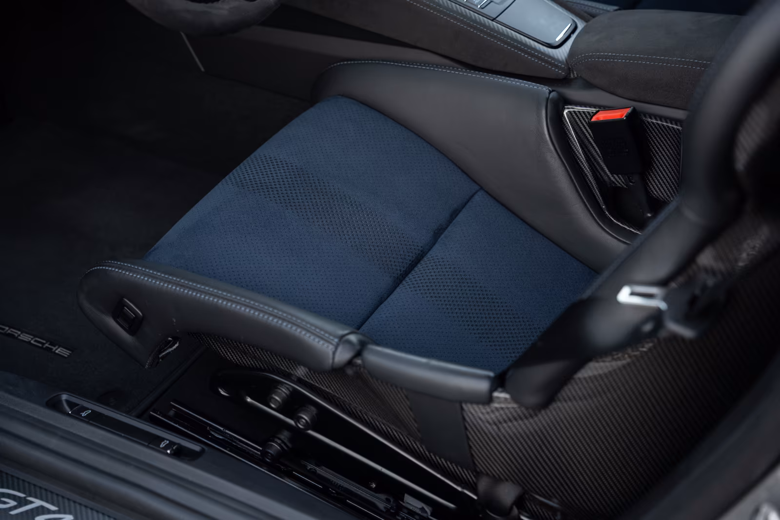 Porsche Gebrauchtwagenangebot PORSCHE CAYMAN GT4 RS WEISSACH - GT-SILBER METALLIC