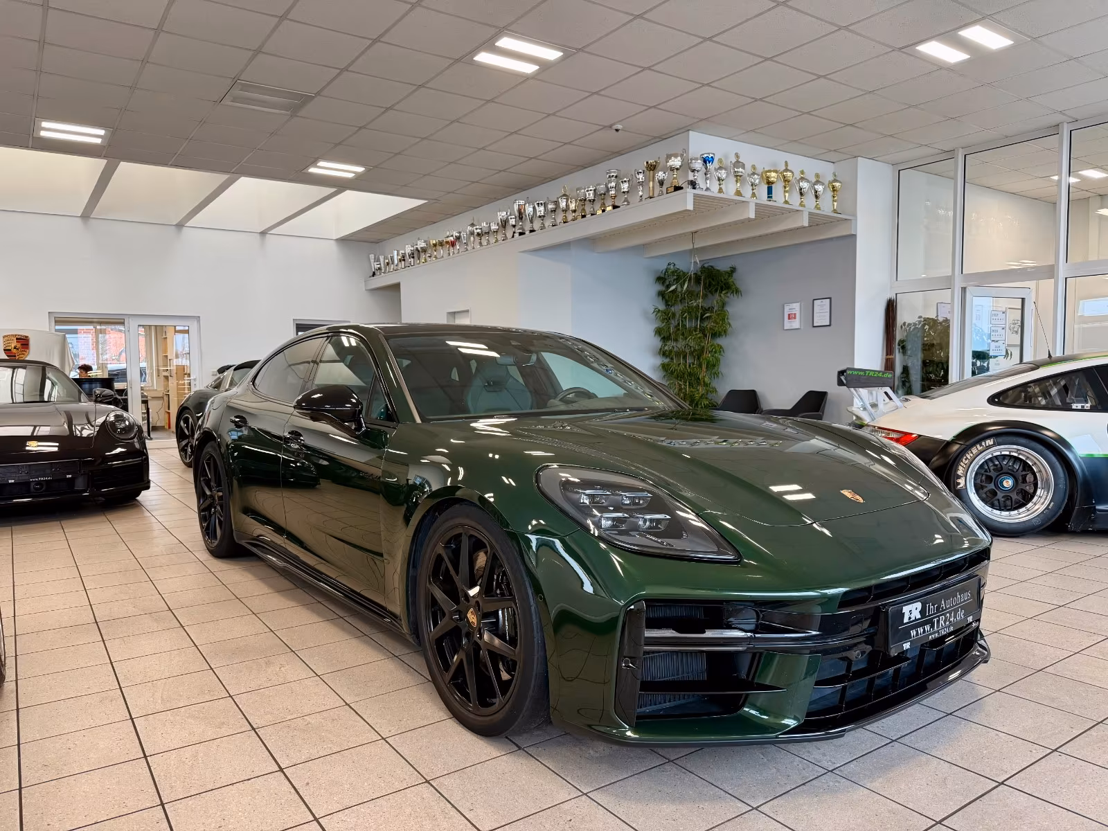 PORSCHE PANAMERA 4S E-HYBRID IN OAKGRÜN - 2. HAND