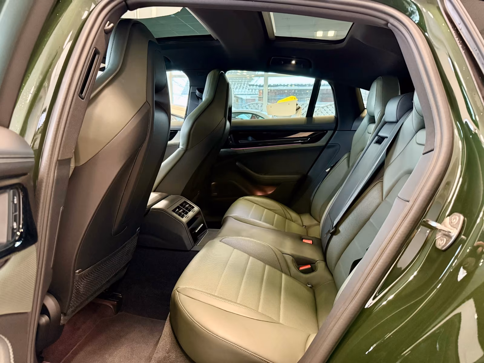 Porsche Gebrauchtwagenangebot PORSCHE PANAMERA 4S E-HYBRID IN OAKGRÜN - 2. HAND