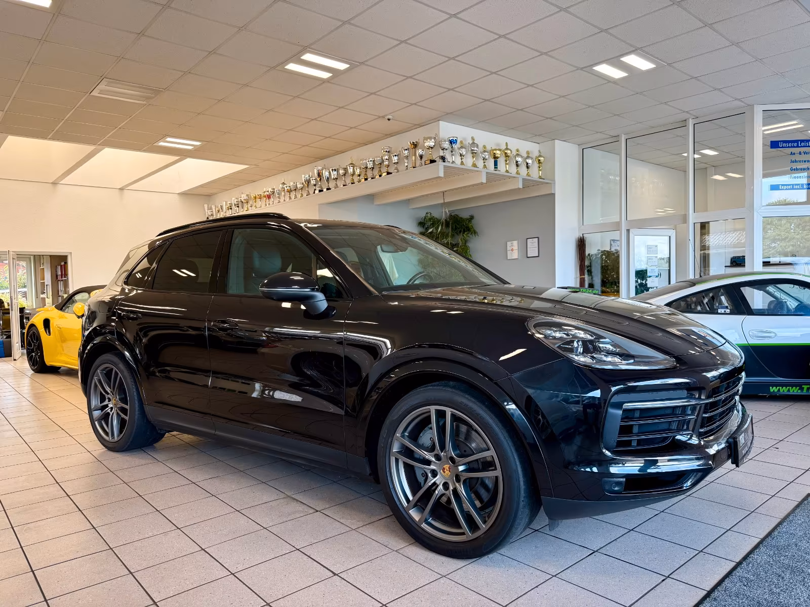 PORSCHE CAYENNE S IN TIEFSCHWARZ - 2. HAND