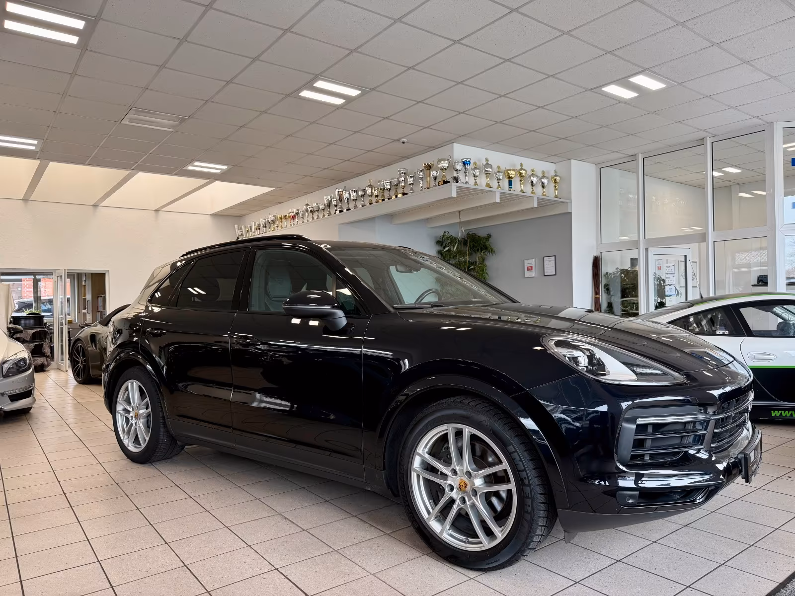 Porsche Gebrauchtwagenangebot PORSCHE CAYENNE V6 IN TIEFSCHWARZ - 2. HAND