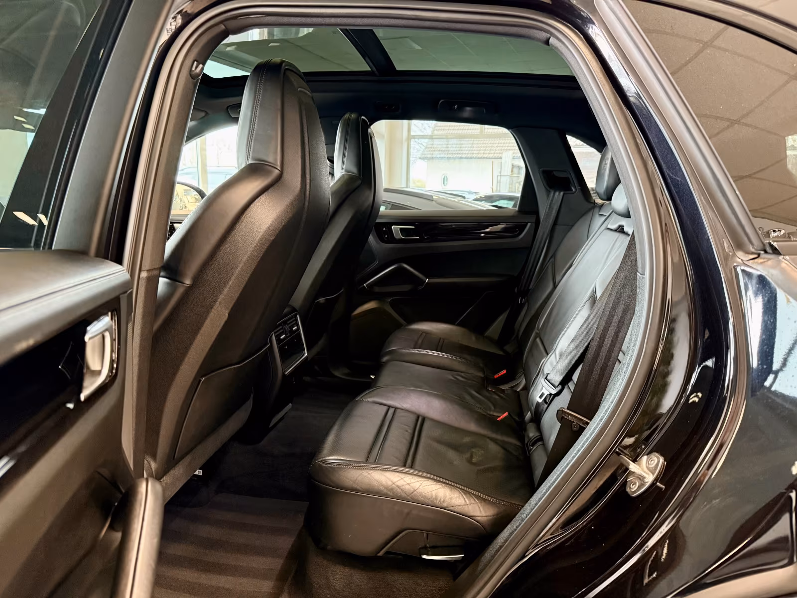 Porsche Gebrauchtwagenangebot PORSCHE CAYENNE V6 IN TIEFSCHWARZ - 2. HAND