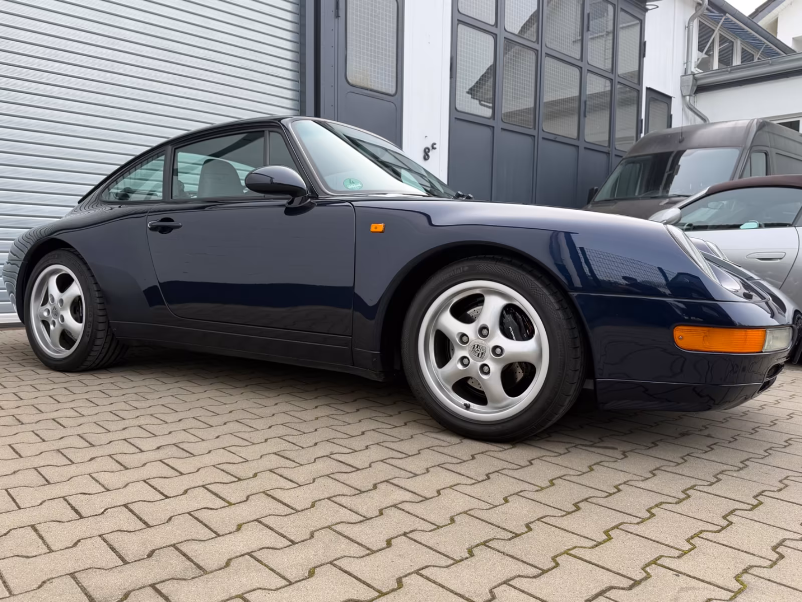 PORSCHE 993 CARRERA COUPE IN NACHTBLAU