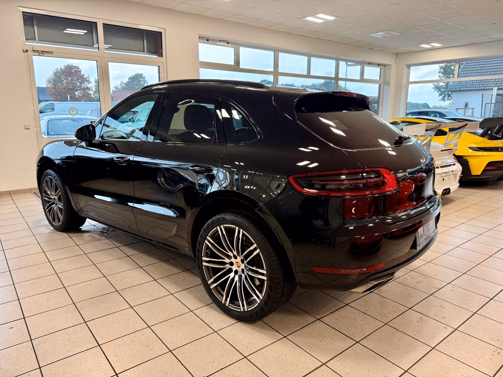 PORSCHE MACAN TURBO IN SCHWARZ - AHK, LUFTFEDERUNG