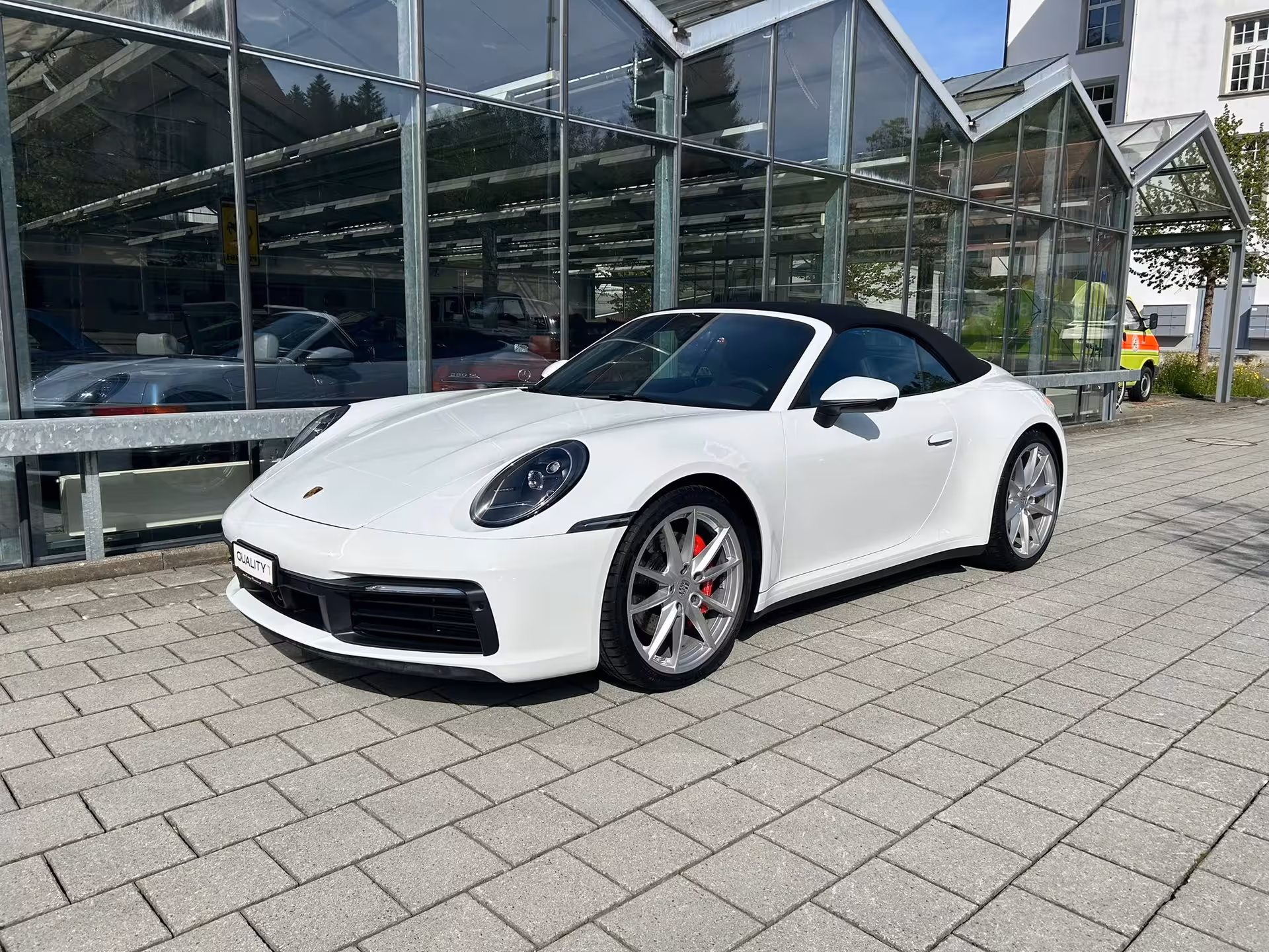 PORSCHE 992 CARRERA 4S CABRIOLET IN WEISS