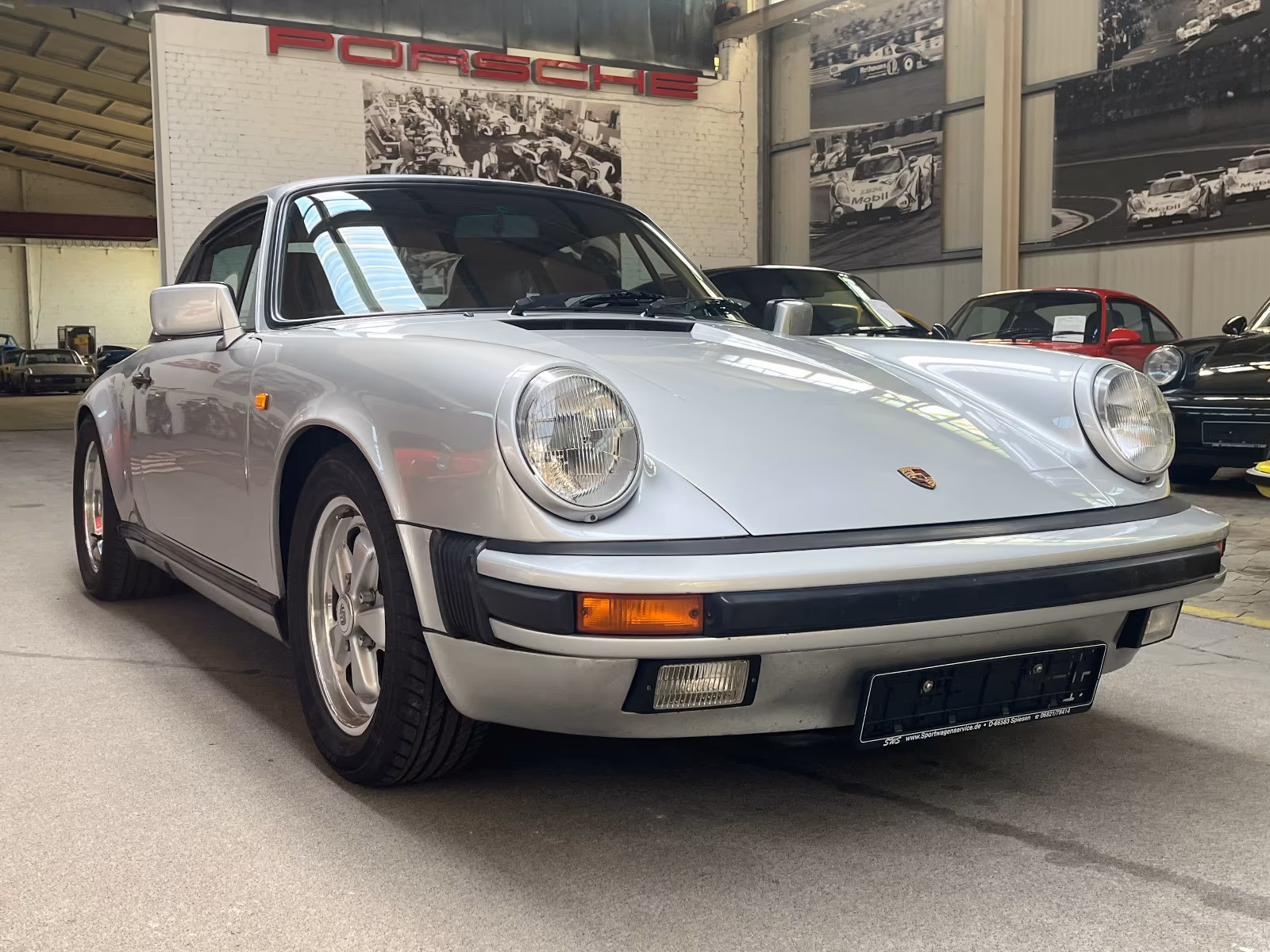 PORSCHE 911 CARRERA 3.2L COUPE IN SILBER-METALLIC