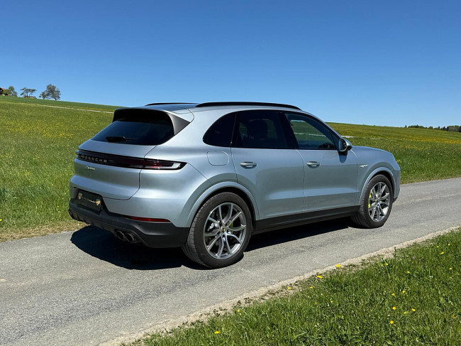Porsche Gebrauchtwagenangebot PORSCHE CAYENNE III E-HYBRID IN DOLOMITSILBER