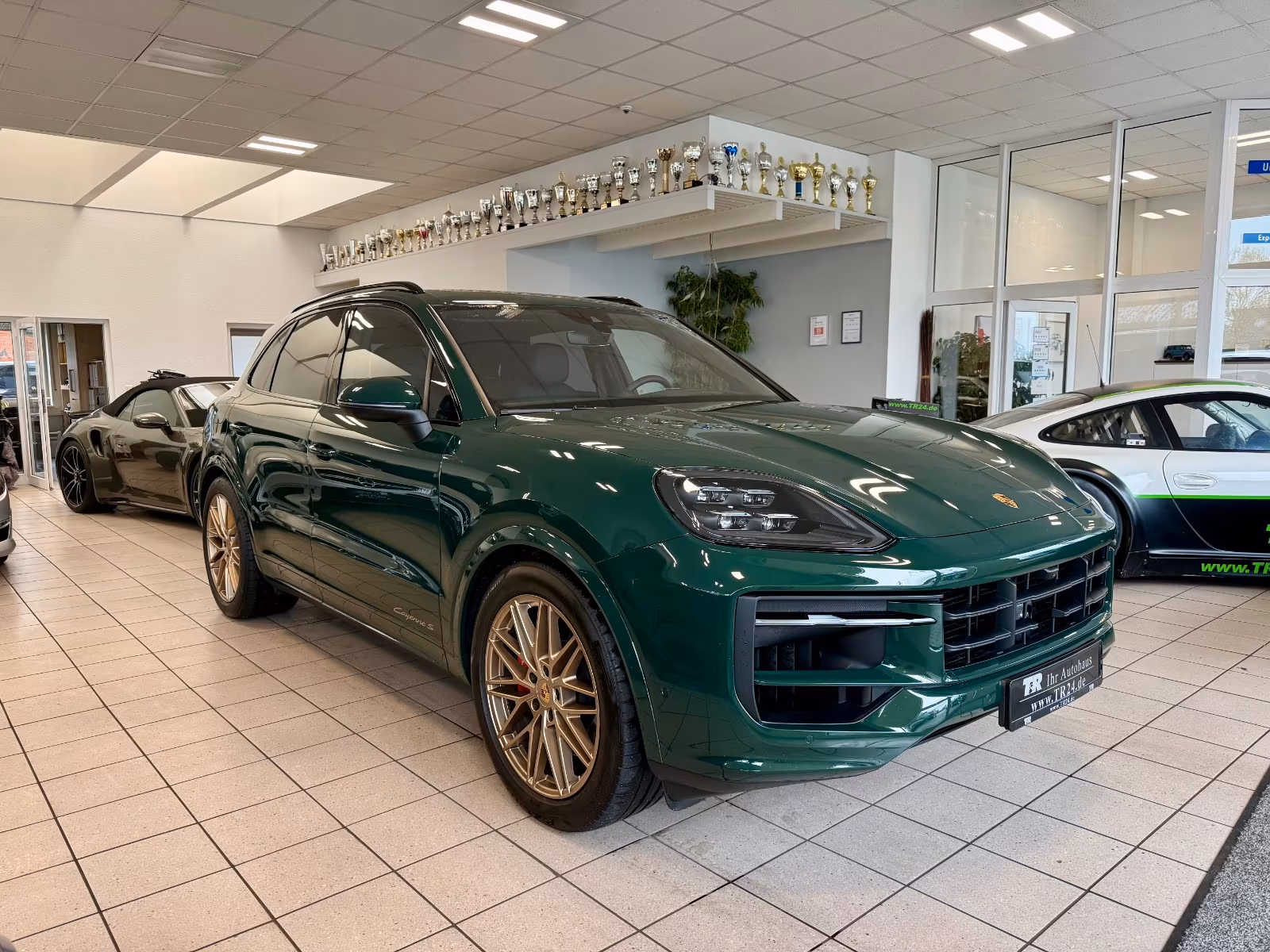 PORSCHE CAYENNE S IN GOODWOODGREEN - 1. HAND