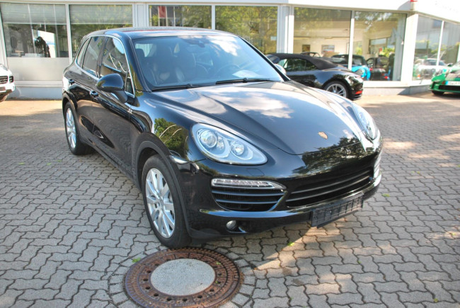 PORSCHE CAYENNE S DIESEL IN TIEFSCHWARZ - 1. HAND