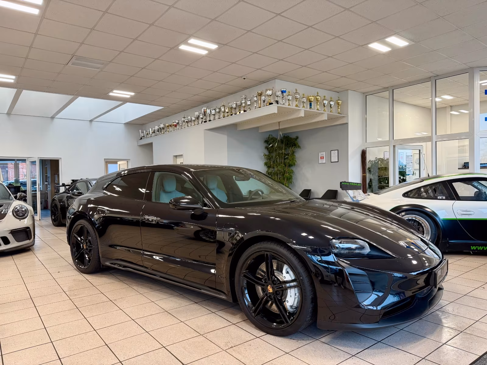 PORSCHE TAYCAN SPORT TURISMO GTS - SCHWARZ, 1.HAND