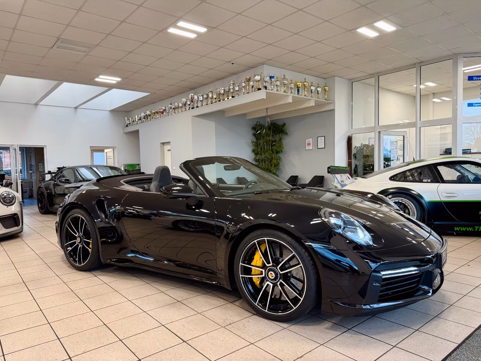 Porsche Gebrauchtwagenangebot PORSCHE 992 TURBO S CABRIOLET - 1 VORBESITZER, TIEFSCHWARZ