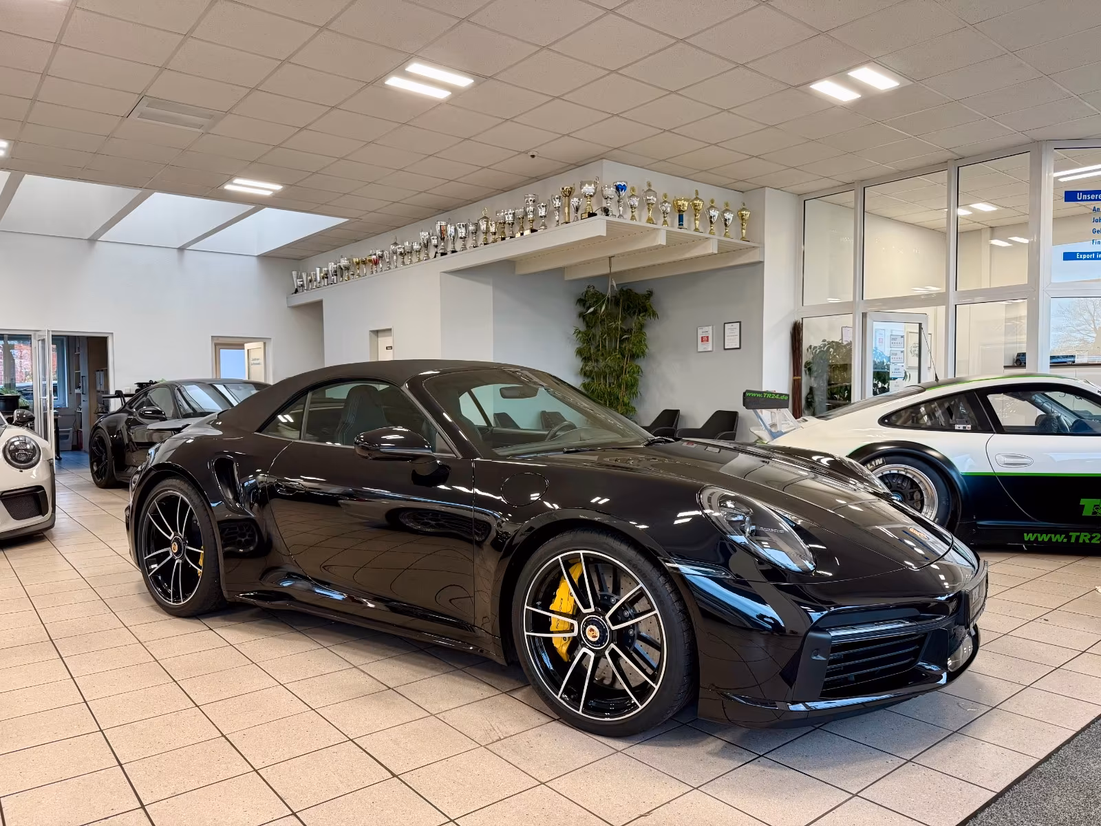 Porsche Gebrauchtwagenangebot PORSCHE 992 TURBO S CABRIOLET - 1 VORBESITZER, TIEFSCHWARZ