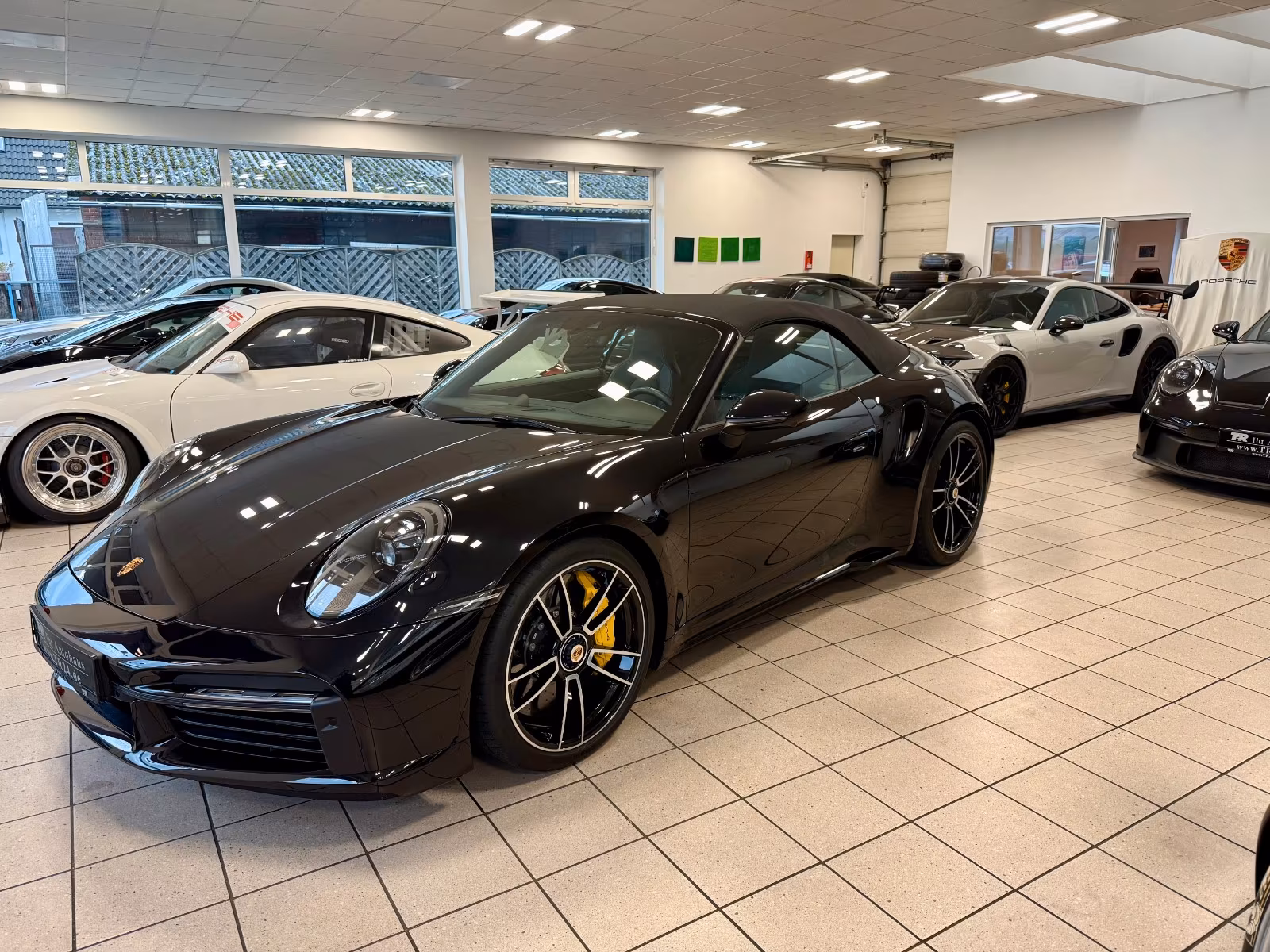 Porsche Gebrauchtwagenangebot PORSCHE 992 TURBO S CABRIOLET - 1 VORBESITZER, TIEFSCHWARZ