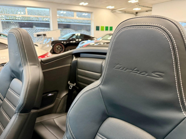 Porsche Gebrauchtwagenangebot PORSCHE 992 TURBO S CABRIOLET - 1 VORBESITZER, TIEFSCHWARZ