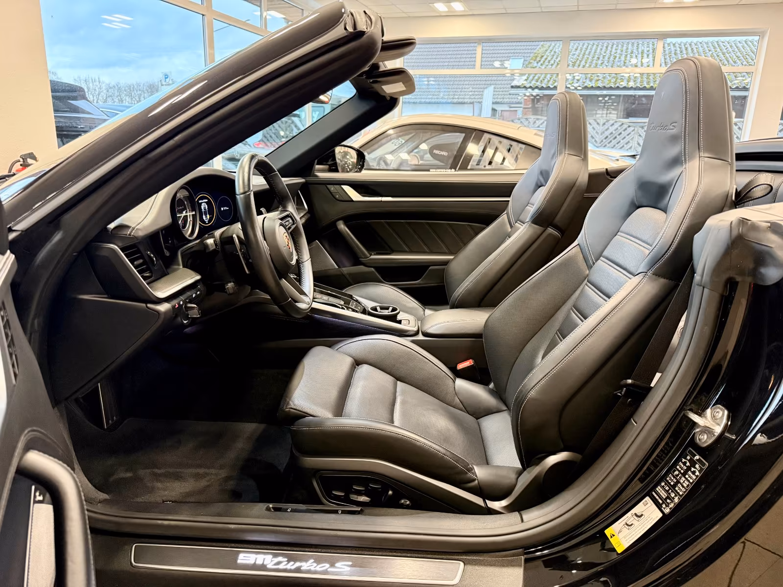 Porsche Gebrauchtwagenangebot PORSCHE 992 TURBO S CABRIOLET - 1 VORBESITZER, TIEFSCHWARZ