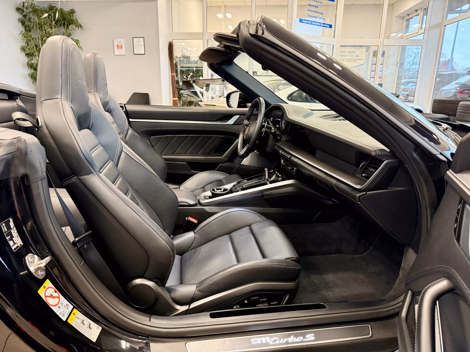 Porsche Gebrauchtwagenangebot PORSCHE 992 TURBO S CABRIOLET - 1 VORBESITZER, TIEFSCHWARZ