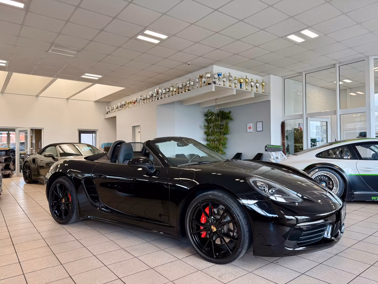 PORSCHE BOXSTER S (718) IN SCHWARZ - PDK-GETRIEBE