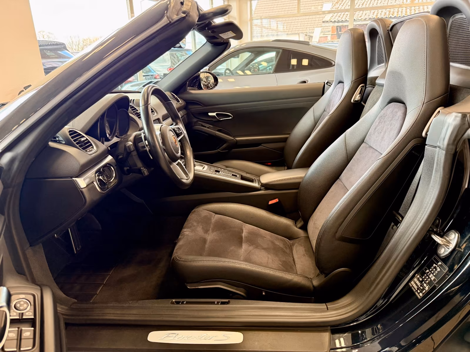 Porsche Gebrauchtwagenangebot PORSCHE BOXSTER S (718) IN SCHWARZ - PDK-GETRIEBE