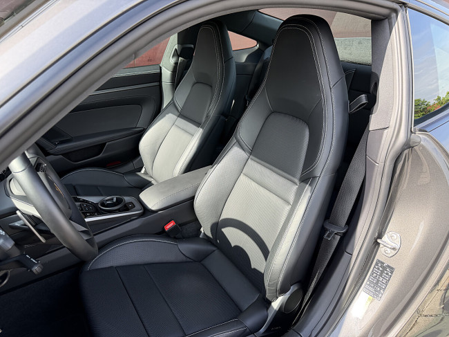 Porsche Gebrauchtwagenangebot PORSCHE 992 CARRERA 4 COUPE IN ACHATGRAU