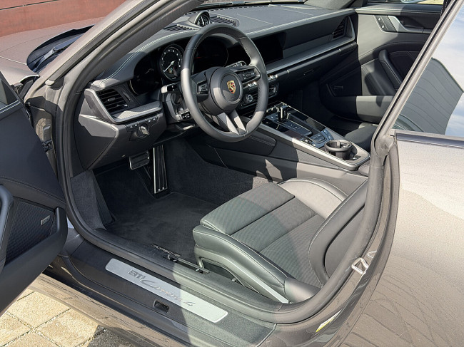 Porsche Gebrauchtwagenangebot PORSCHE 992 CARRERA 4 COUPE IN ACHATGRAU