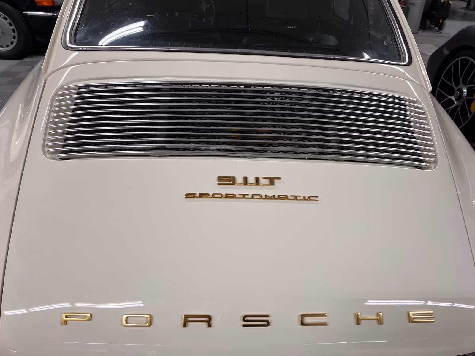 Porsche Gebrauchtwagenangebot PORSCHE 911 2.2L T COUPE (F-MODELL) IN HELLELFENBEIN