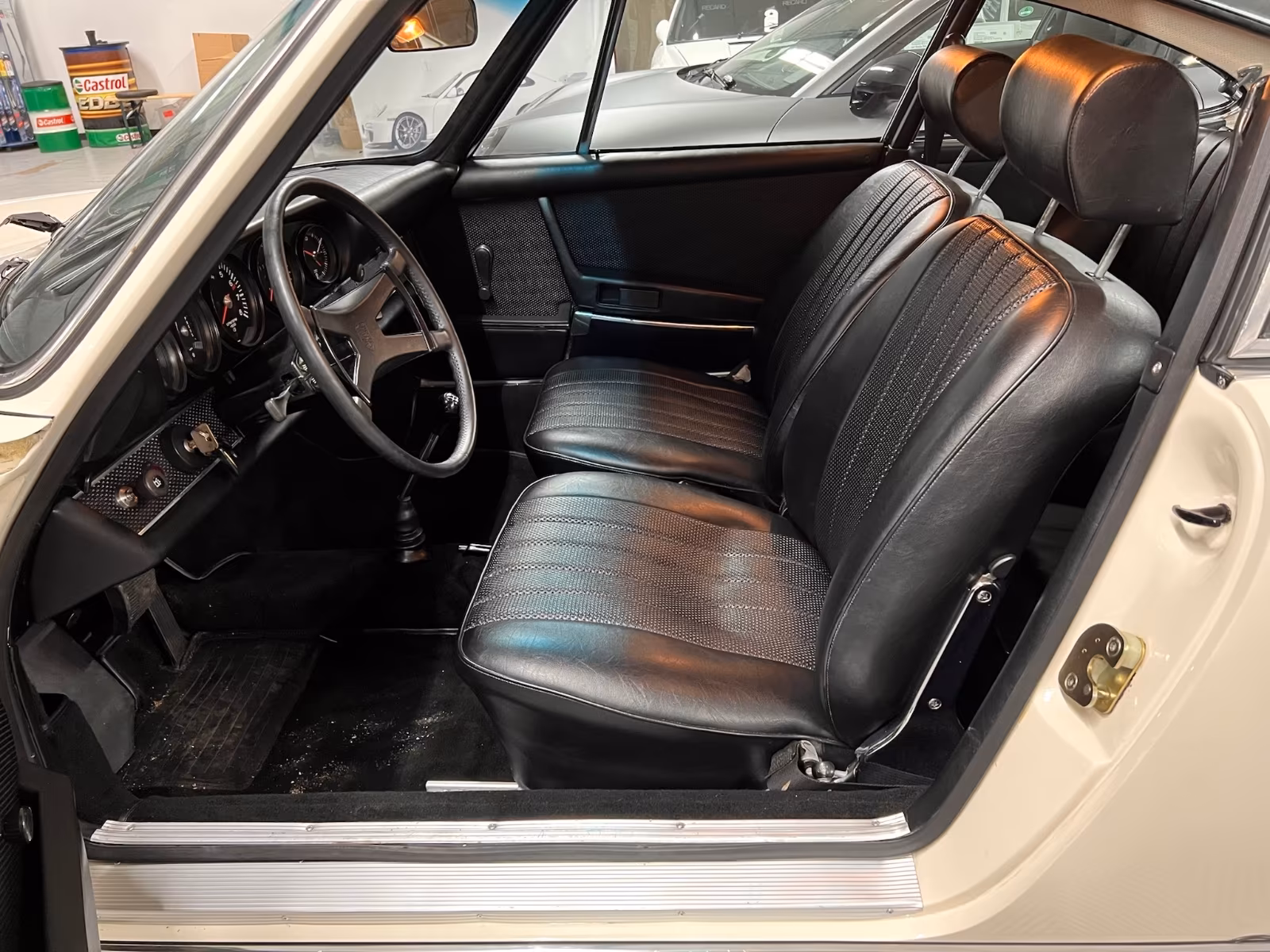 Porsche Gebrauchtwagenangebot PORSCHE 911 2.2L T COUPE (F-MODELL) IN HELLELFENBEIN